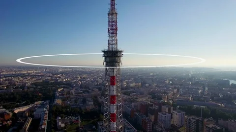 Visualization of radio waves coming from a large TV antenna towering above the Vídeo Stock 92588829