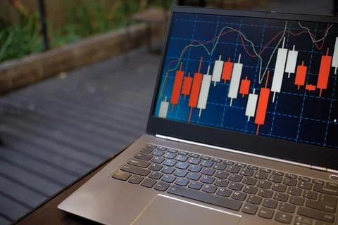 Visualizing Market Patterns: Close-Up View of a Laptop and Keyboard Displayin 스톡 사진