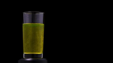 Vitamin C tablet dissolves in transparent glass on black background Vídeos de archivo 128061914