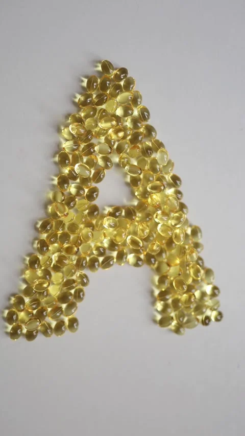 Vitamin A capsules form a clear letter A on white background Vidéo 342610248