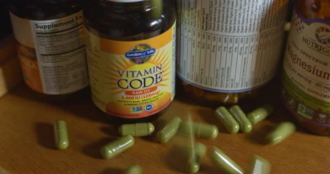 Vitamin D3 5,000IU made from Raw organic Vegetable and fruit Blend. 库存影片 142333423