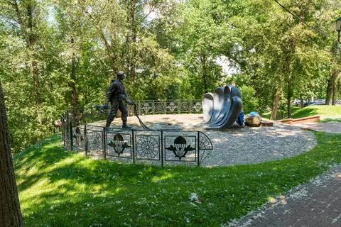 Vitebsk, Belarus. Bronze paratrooper monument with soldier holding parachut.. Fotos de archivo
