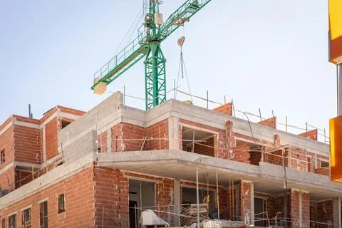 Vivid capture of construction site showcasing building in progress with Stock-Fotos