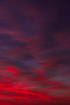Vivid colourful clouds Dramatic Sky At Sunrise or Sunset. Orange red pink sky Foto stock
