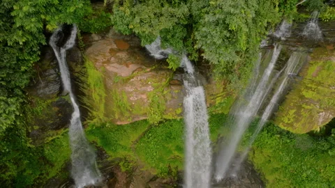 Vivid Drone Perspective Showcasing Cascading Streams And Dramatic Drops Vidéo 336061589