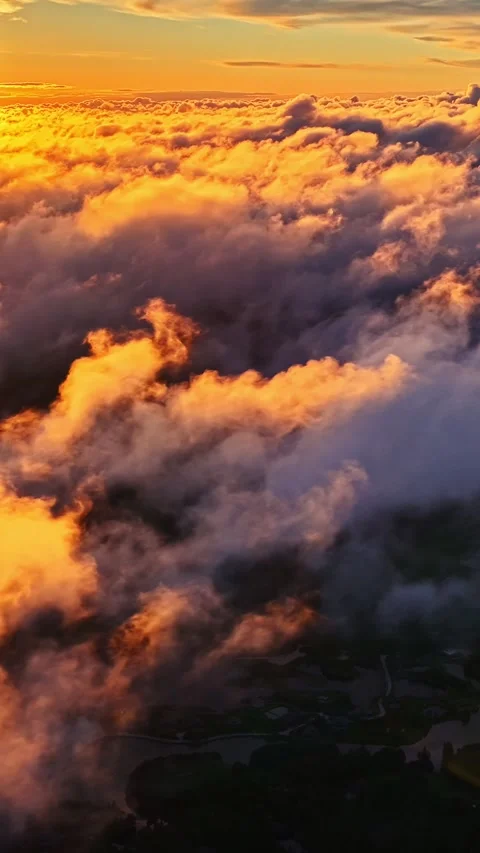 Vivid Orange Sunset Over Cloudscape Vidéo 336754149