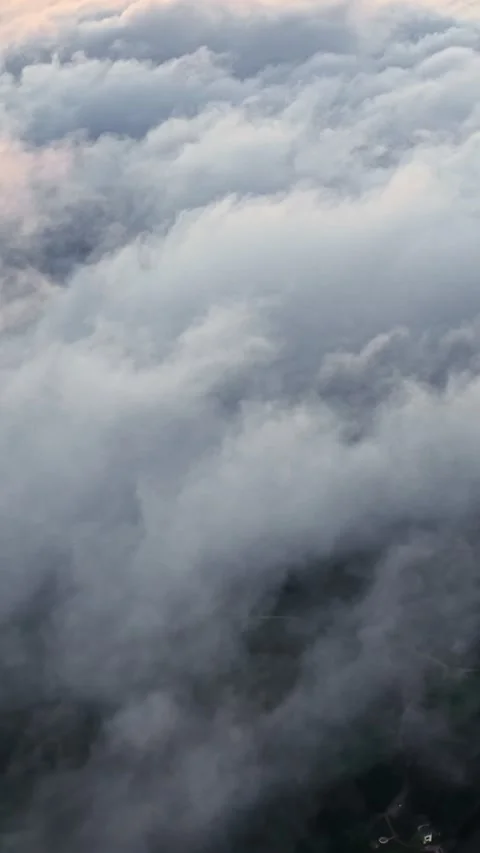 Vivid red and orange sunset sky above clouds Vidéo 336754315