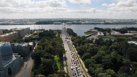 Vivid summer cityscape showcasing iconic landmarks and vibrant, Saint Petersburg Vídeo Stock 319830220