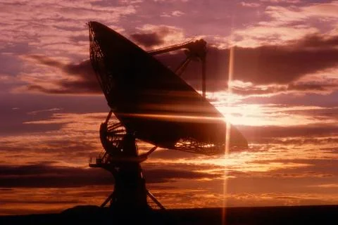 VLA Very Large Array radio telescope dish against sunset Foto stock