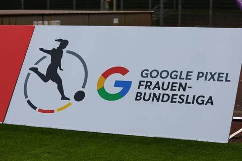  v.li.: Eine Werbebande mit dem Schriftzug und Logo der Google Pixel Fraue... Foto stock
