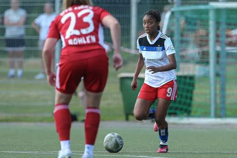  v.li.: Janine Minta (Hamburger SV II, 9) am Ball, Einzelbild, Ganzkörper,.. Stock Photos