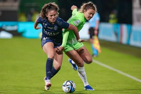  v.li.: Louna Ribadeira (Paris FC, 20) und Fenna Kalma (VfL Wolfsburg, 19)... Stock Photos