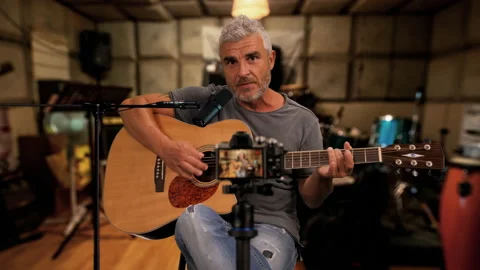 Vlog tutorial man teaching to play guitar online recording himself Vídeo Stock 139747936