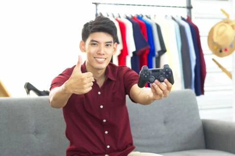 A vlogger selling the wireless gaming controller 写真素材