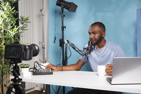 Vlogger using sound controller 库存照片