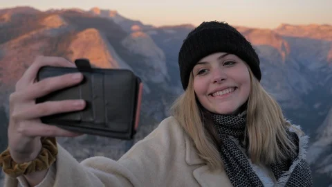 Vlogging traveling vlogger at Yosemite using camera phone video for social media Stock Footage 122580022