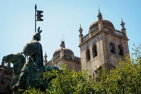 Vmara Peres statue at the entry of the Se Cathedral in Porto Stock Photos