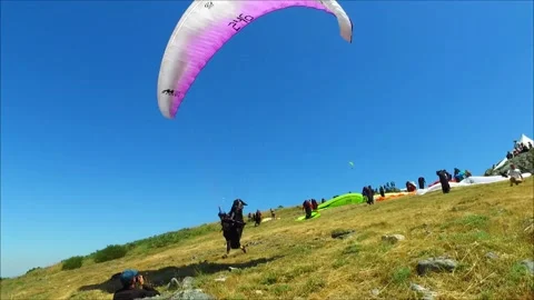 Voar pelos céus do Parque Natural da Serra da Estrela Video stock 151385441