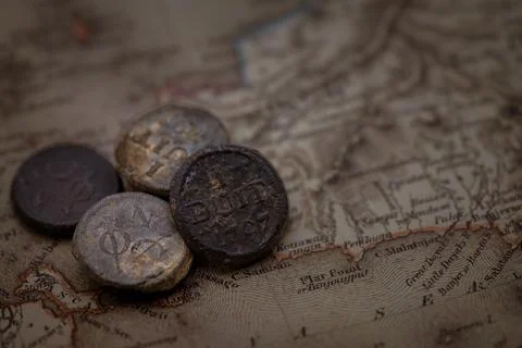 VOC Java 1 Duit Noodmunt 1797 Coin Collection on Antique Map 스톡 사진