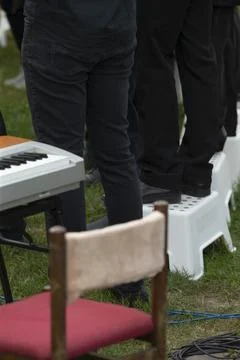 Vocalists positioned precisely on risers prior to outdoor performance Fotos Stock