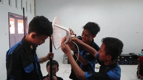 Vocational high school students practice configuring a  Wi-Fi internet. Stock-Footage 341835155