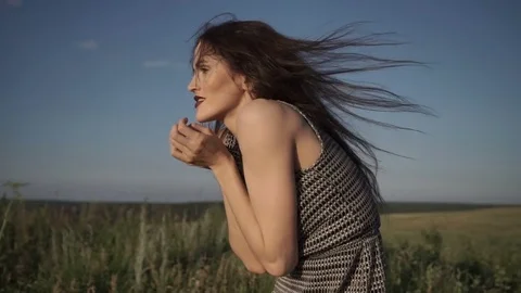 Vogue model standing in field Видео 78379160