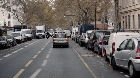 Voitures sur une route de Paris Stockbeeldmateriaal 101385314