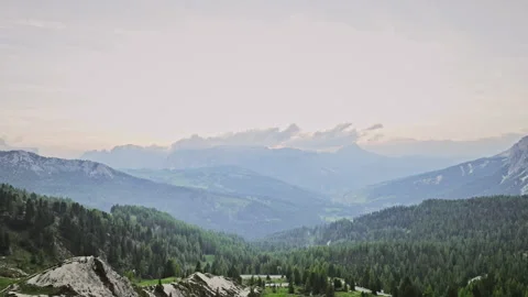 Vol au drone de drone au coucher de soleil dans les dolomites Stock Footage 289416045