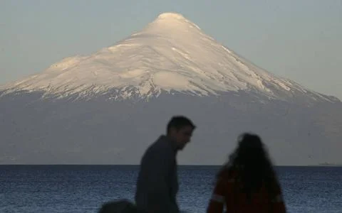  Volcan Osorno y Lago Llanquihue ,frente a la ciudad de Puerto Varas..Osor... Stock Photos
