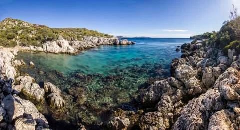 Volcanic beach surrounded by mountains Foto stock