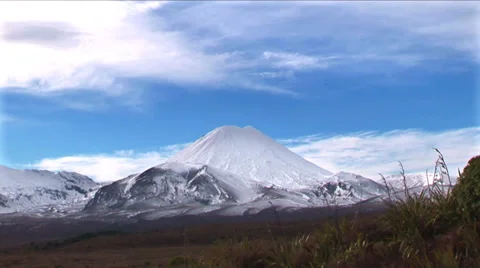 Volcanic cone covered in snow 動画素材 32880771