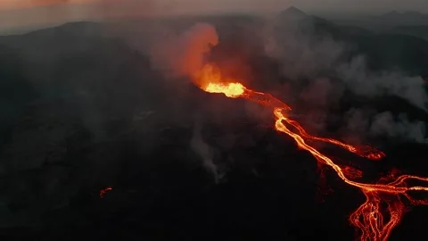 Volcanic Eruption Aerial View Featuring Molten Lava Flows and Ash Clouds Vídeos de archivo 331043685