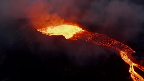 Volcanic Eruption Aerial View Featuring Glowing Molten Lava Flow Vidéo 331044235