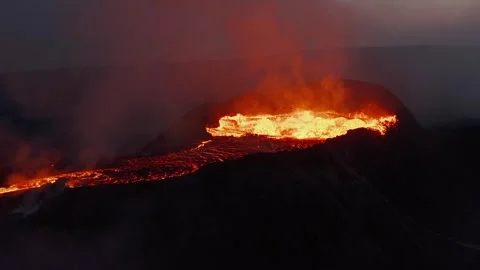 Volcanic Eruption Aerial View Featuring Molten Lava Flowing from Crater 库存影片 331044282
