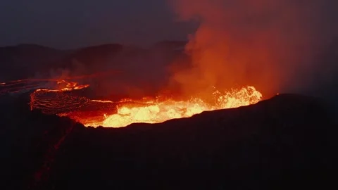 Volcanic Eruption Aerial View Featuring Glowing Molten Lava Flowing at Night 库存影片 331044346