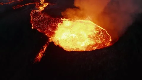 Volcanic Eruption Aerial View Featuring Glowing Molten Lava Flowing from Crater Vidéo 331044980