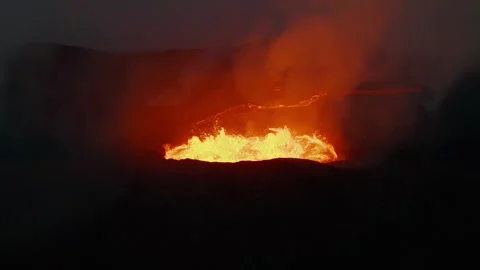 Volcanic Eruption with Glowing Lava Flow from Crater at Night 库存影片 331045041