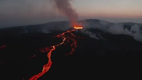 Volcanic Eruption Landscape Featuring Flowing Lava Streams at Night Vidéo 331044485