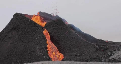 Volcanic eruption red hot lava closeup eruption volcano mountain Video stock 336580040