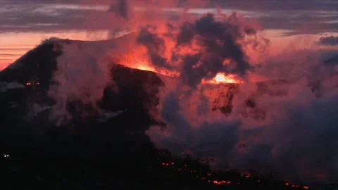 Volcanic eruption spewing magma at sunset in Iceland Vídeos de archivo 330283566