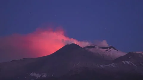 Volcanic glow timelapse on Mount Etna at night, Sicily Italy Video stock 327748960
