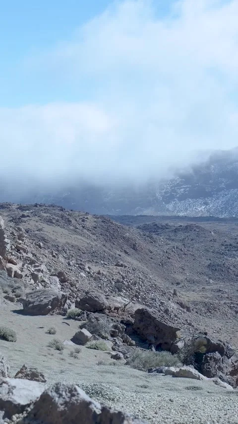 Volcanic mountain landscape with moving clouds Vidéo 329865173