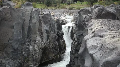 Volcanic Rock Sicily Nature Split By Fault Smoothed By Waters Gorge Simeto River Vídeos de archivo 150187515