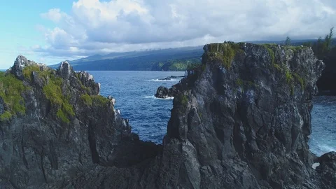 Volcanic Sea Cliffs and Blue Ocean Coast in Hawaii Stockbeeldmateriaal 89411244