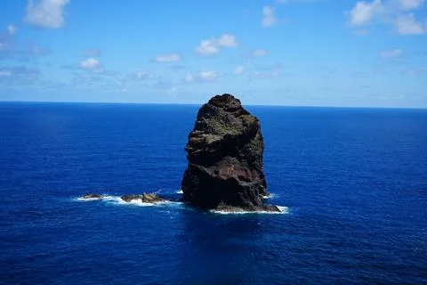 Volcanic sea stack in Atlantic Ocean at Ponta de Sao Lourenco Stock-Fotos