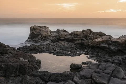 Volcanic tide pool reflecting a dramatic sunset. Travel Concept Foto stock