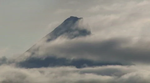 Volcano and clouds Vídeos de archivo 695572