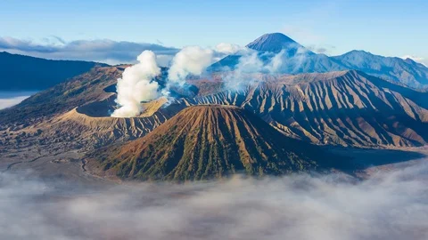 Volcano and Misty Floating Around Hillside, Landmarks Nature Place Of Indonesia Vidéo 98919887