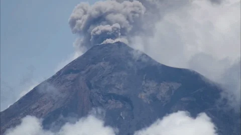 Volcano close roiling eruption smoke day blue sky 1080p Vídeos de archivo 100364822