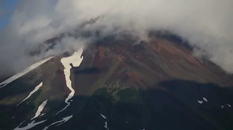 Volcano, clouds Vídeos de archivo 881673